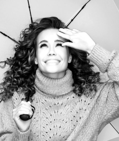 ragazza-con-ombrello-blu.jpg?s=1024x1024&w=is&k=20&c=cyR8v0l-zOa8tHghe82Q7NsRxuYrW65BOa5mv-BKi0I=